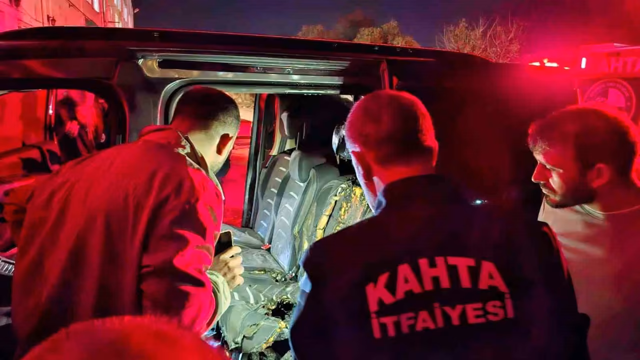 Park halindeki otomobil alev aldı