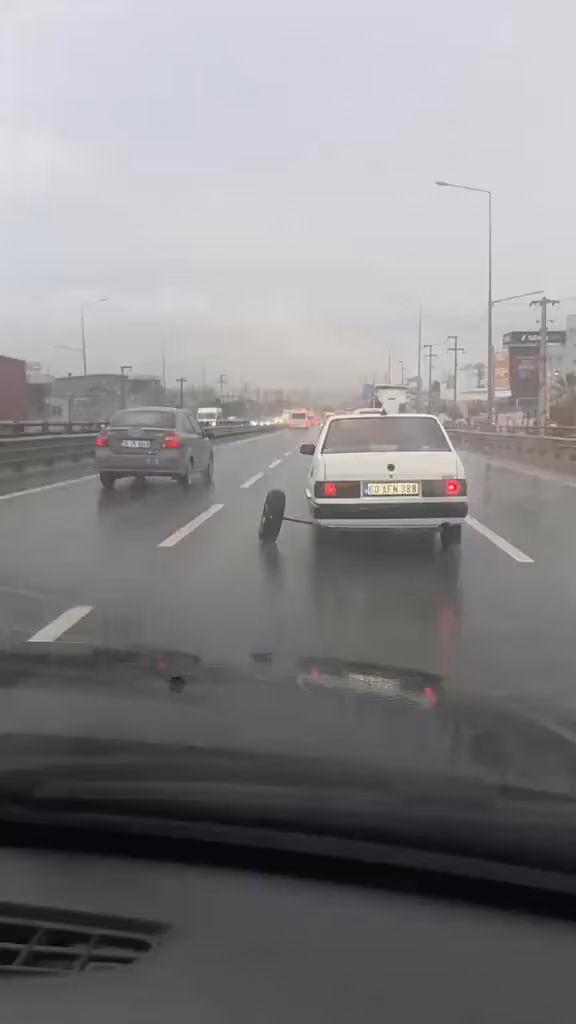 Aks demiri kırılan otomobilin tekerleği yerinden çıktı