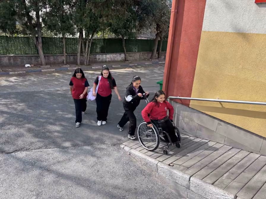 Ecrin engelini arkadaşlarıyla aşıyor