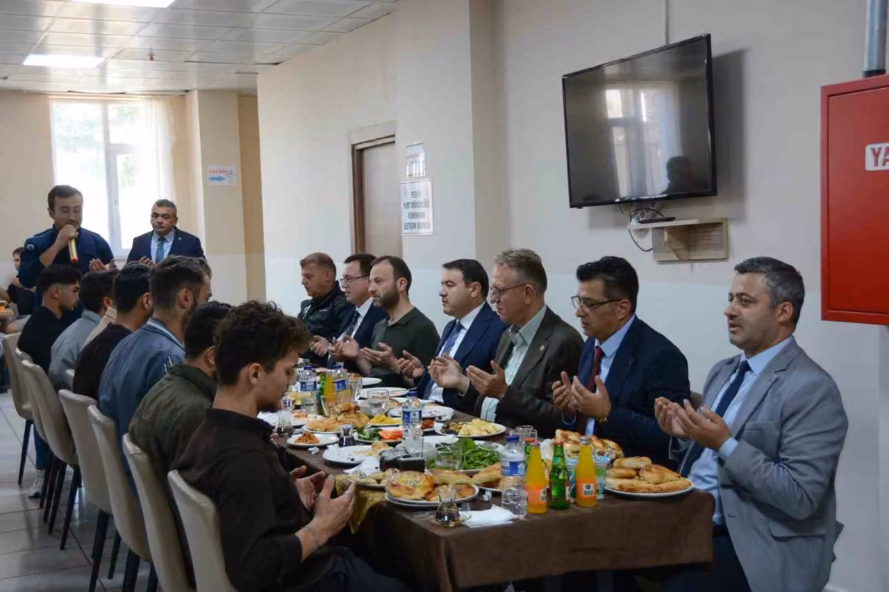 Vali Işın, öğrencilerle kahvaltıda buluştu