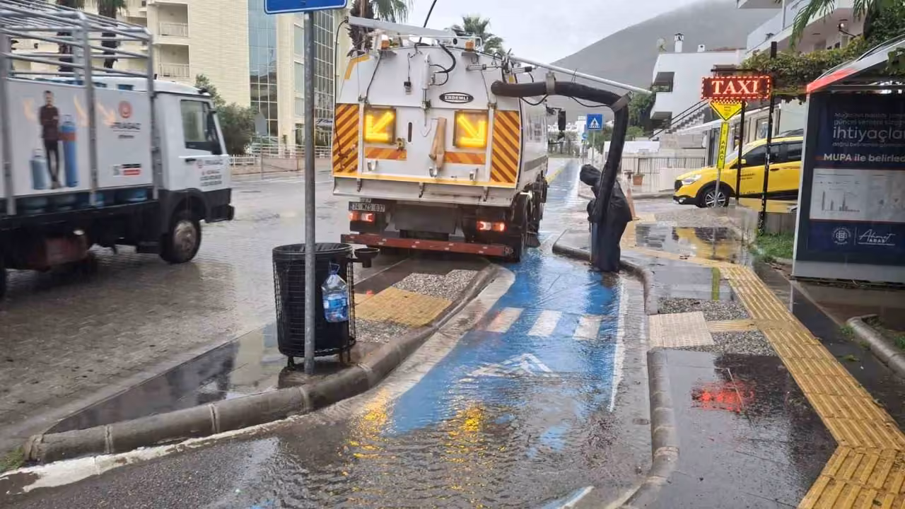 Marmaris’te sağanak sonrası belediye ekiplerinden müdahale