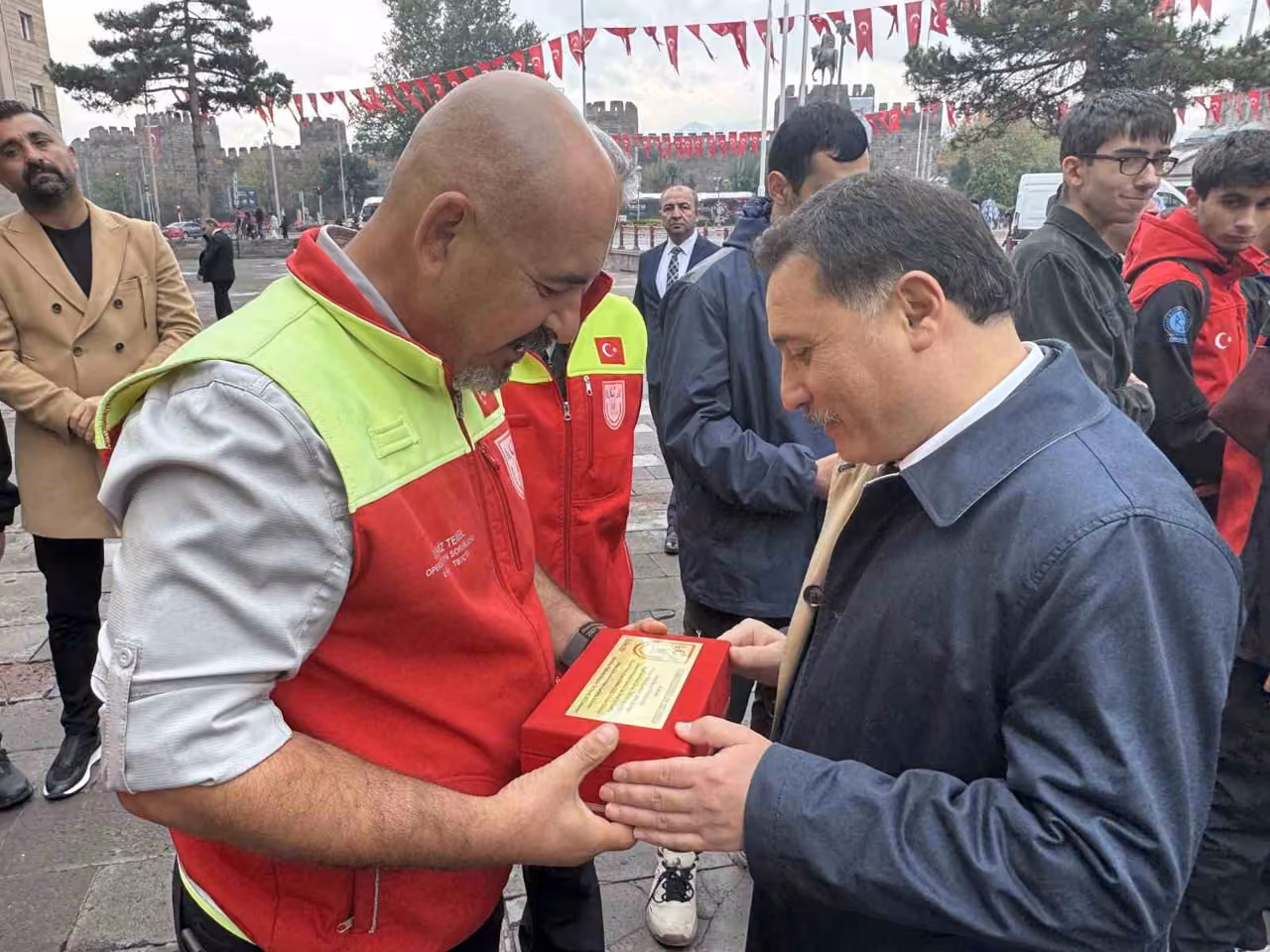 Havada, karada, suda Türk bayrağını dalgalandırdılar