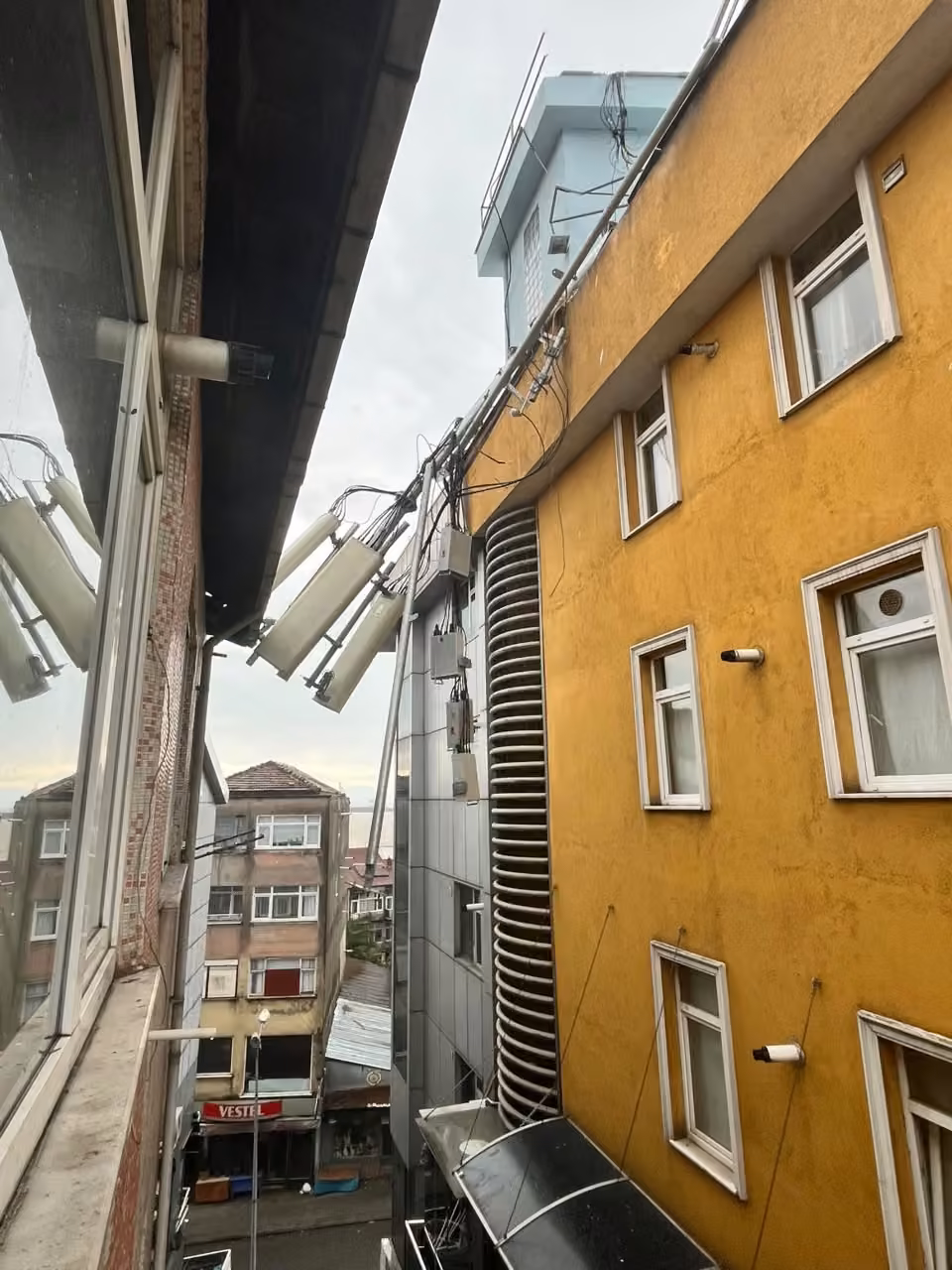 Karadeniz Ereğli’de fırtına baz istasyonunu devirdi