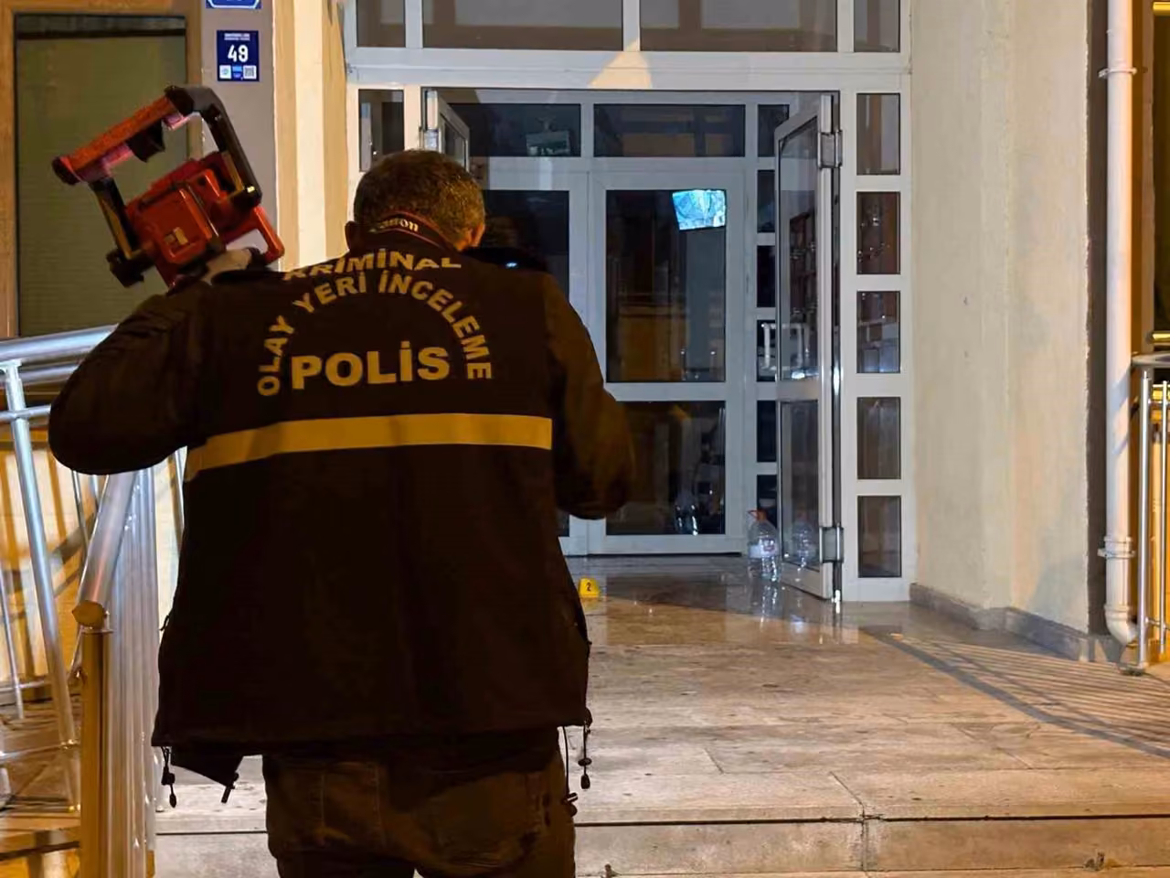 Binanın önündeki bıçaklı kavga ‘hesap’ yüzünden çıkmış