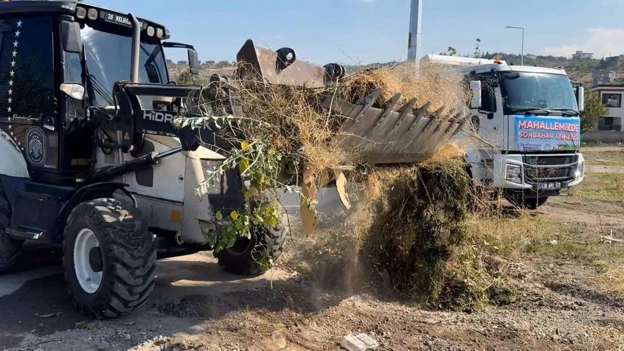 Melikgazi’nin temizlik ekipleri mahallelerde sonbahar temizliğine başladı