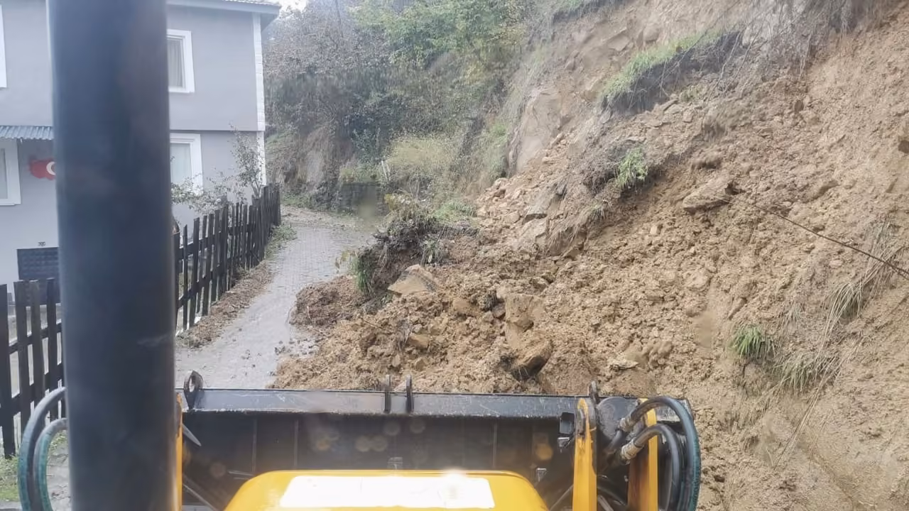 Akçakoca’da toprak kayması sonrası yol güvenliği sağlandı