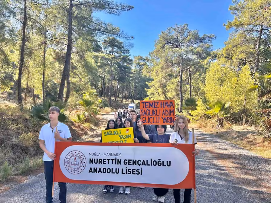 Marmaris’te öğrenciler sağlıklı yaşam için yürüdü