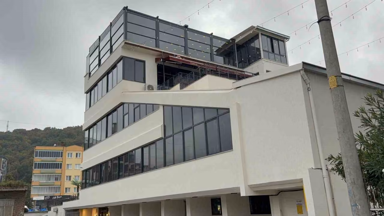Restoranın yemek asansörü 4. kattan zemine düştü: Garson hayatını kaybetti