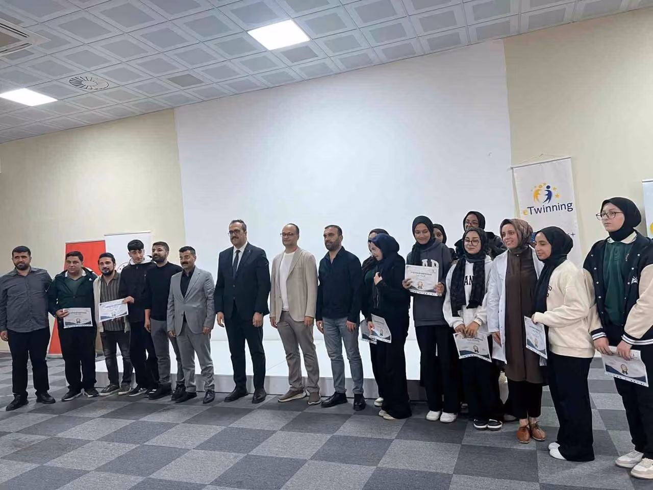 Genç’te öğrencilere güvenli internet eğitimi verildi