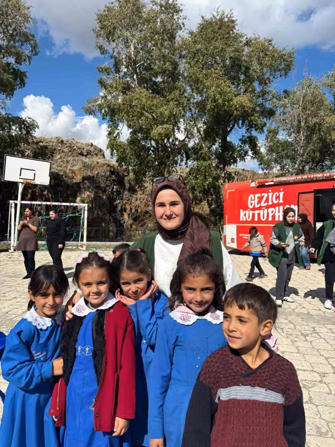 Yeşilay’dan Çerme Köyü’ndeki çocuklara anlamlı ziyaret