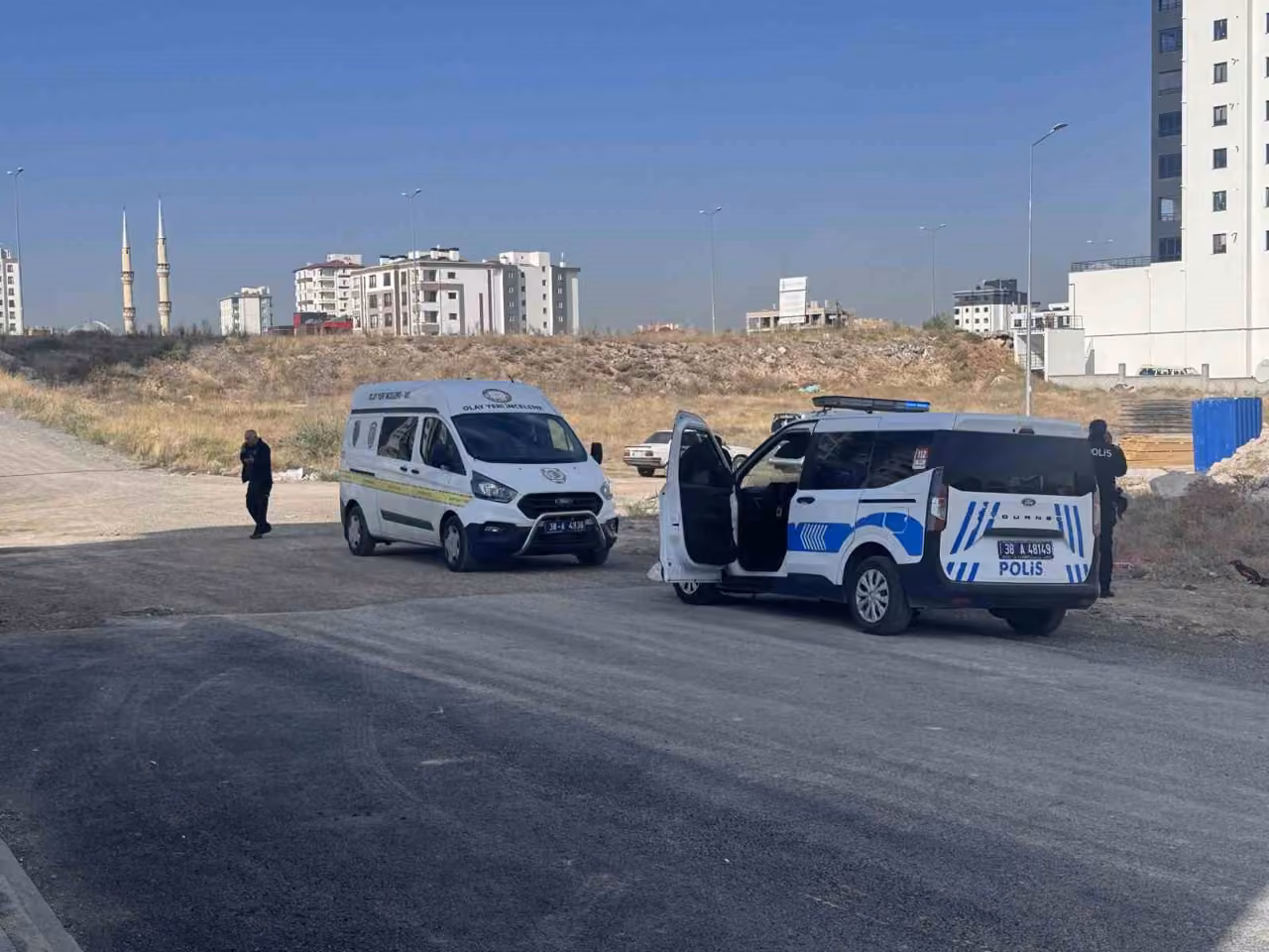 Uzaklaştırma kararı bitti eve merdivenle girdi