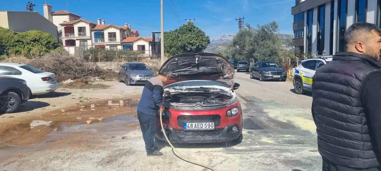 Muğla’da seyir halindeki otomobilde yangın çıktı
