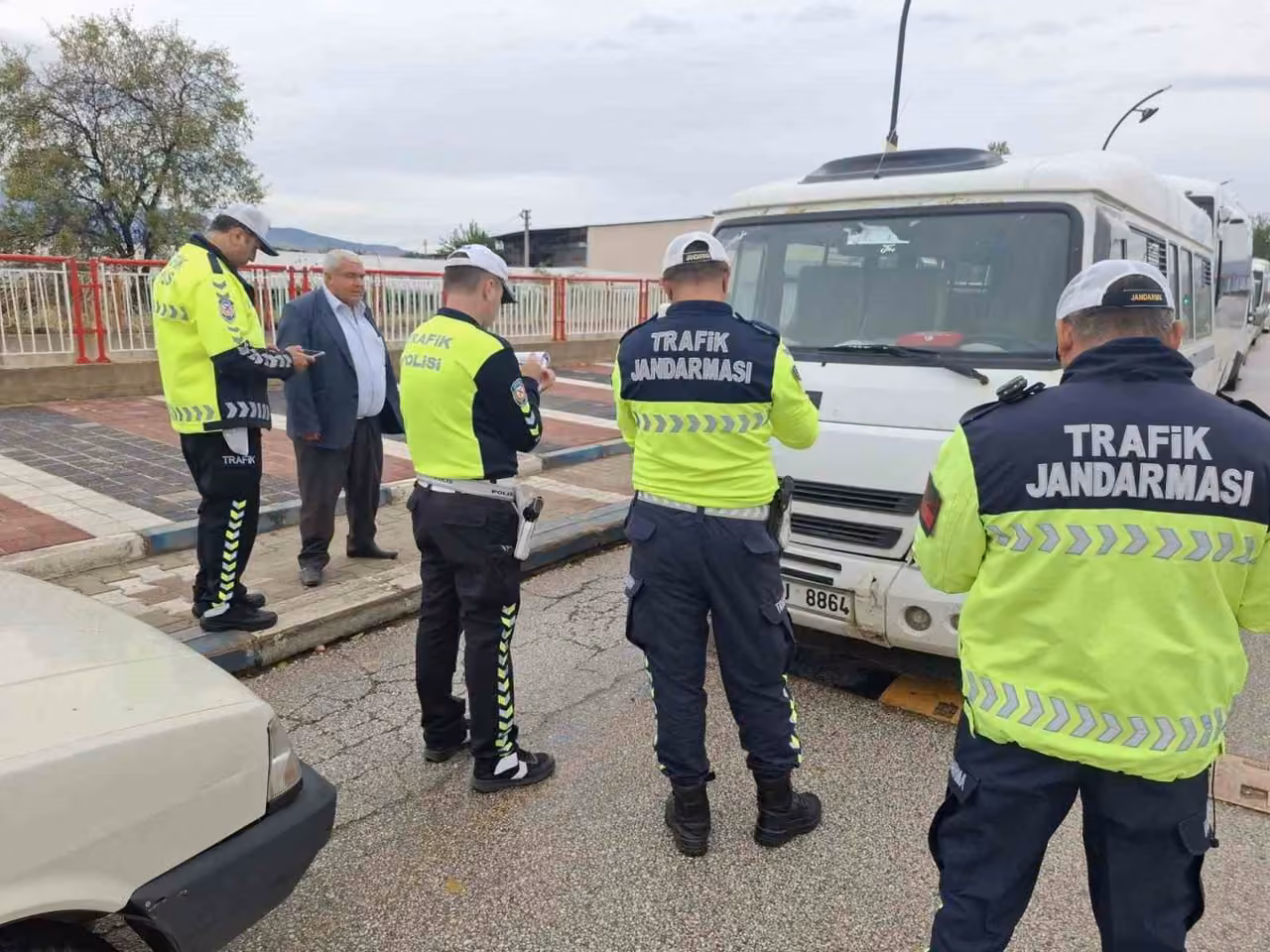 Öğrencilerin güvenli ulaşımı için servis araçları mercek altına alındı