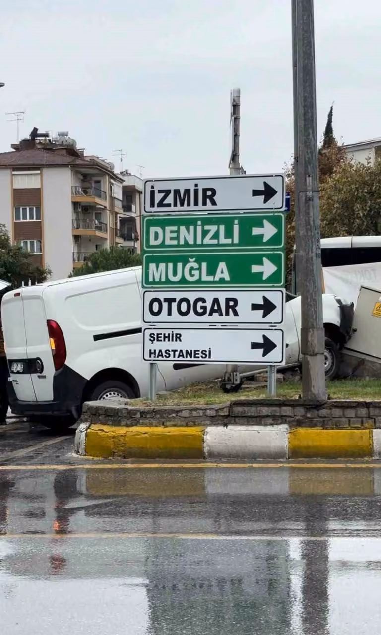 Direksiyon hakimiyetini kaybeden araç yoldan çıtı