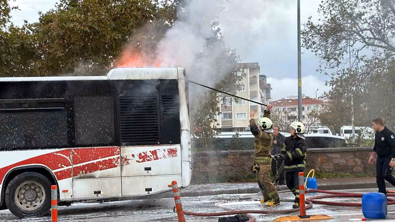 Çanakkale’de özel halk otobüsü alev alev yandı