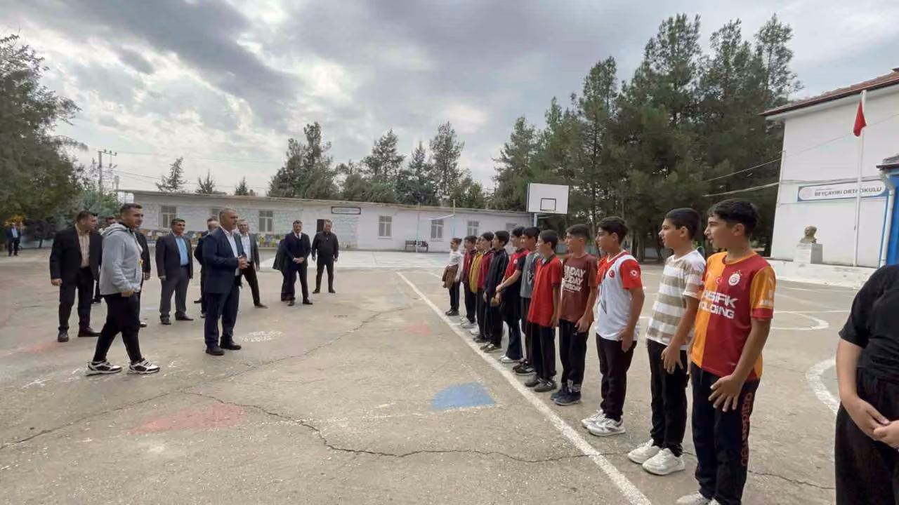 AK Partili Başkandan şampiyon okula hediye yağmuru