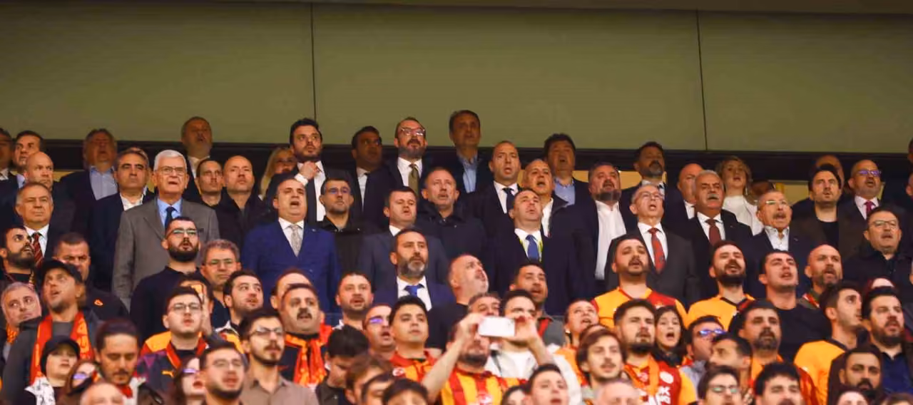Sergen Yalçın derbiyi stattan takip etti