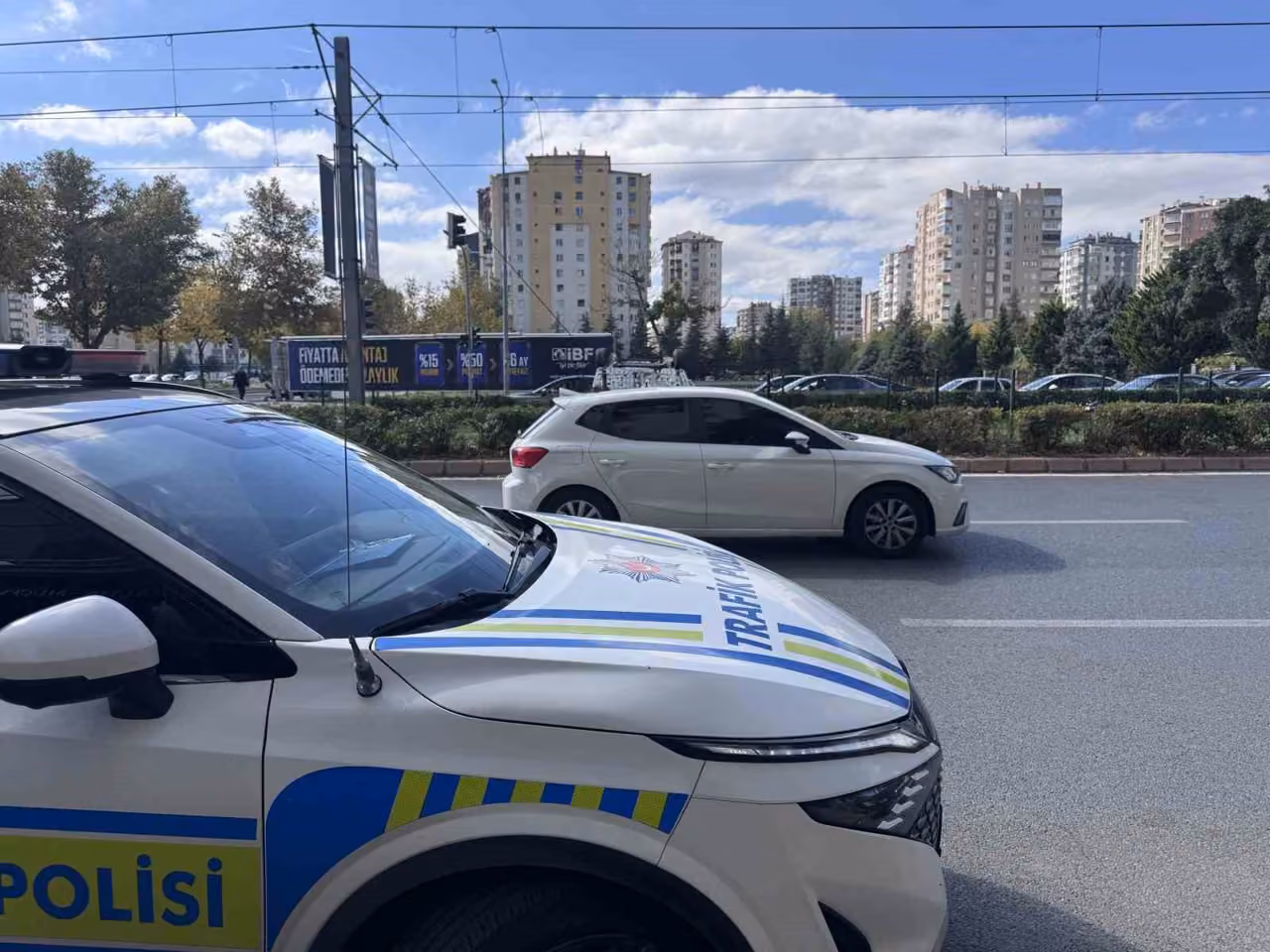 Kaza yapan otomobil takla atıp tramvay yoluna girdi: 1 yaralı
