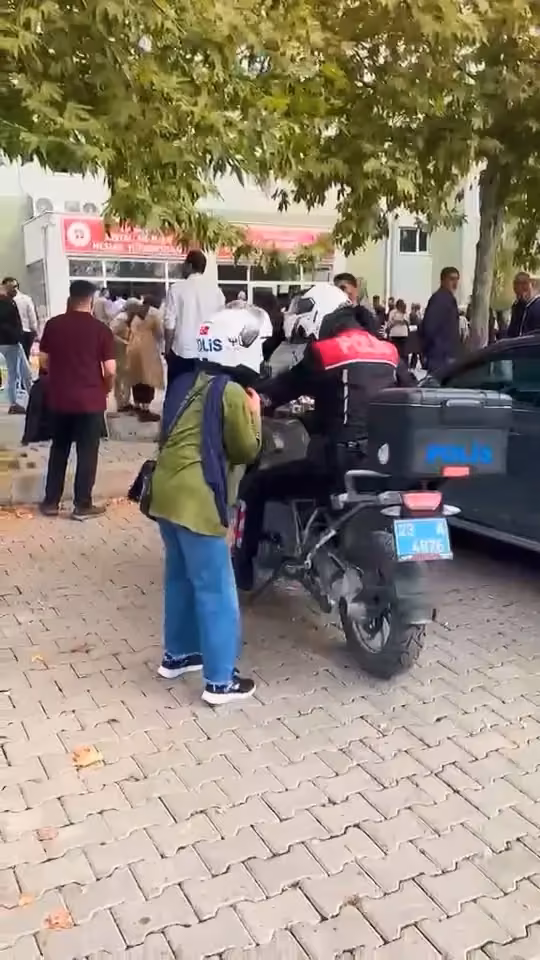 Elazığ’da KPSS’ye geç kalanlar, polisler tarafından yetiştirildi