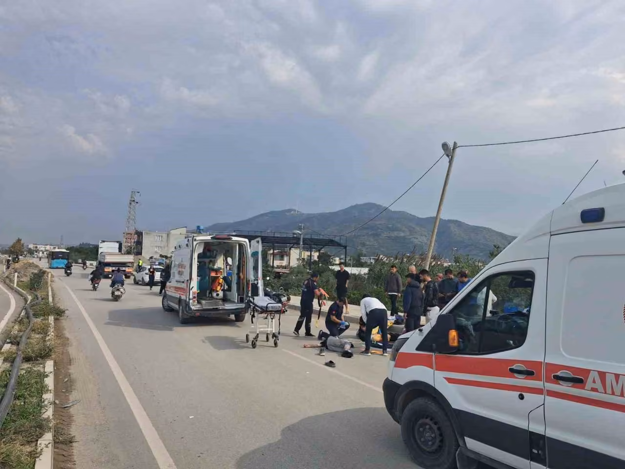 16 yaşındaki sürücünün kullandığı motosiklet tıra çarptı: 1 ölü, 2 yaralı