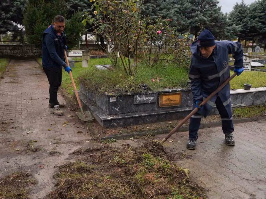 Düzce’de mezarlıklarda bakım ve temizlik çalışmaları sürüyor