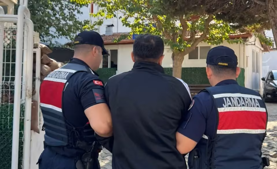İzmir’de 10 yıl 10 ay kesinleşmiş hapis cezası bulunan firari yakalandı