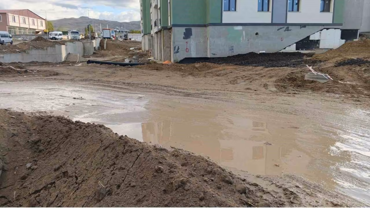 Van’da öğrencilerin okul yolunda çamur çilesi