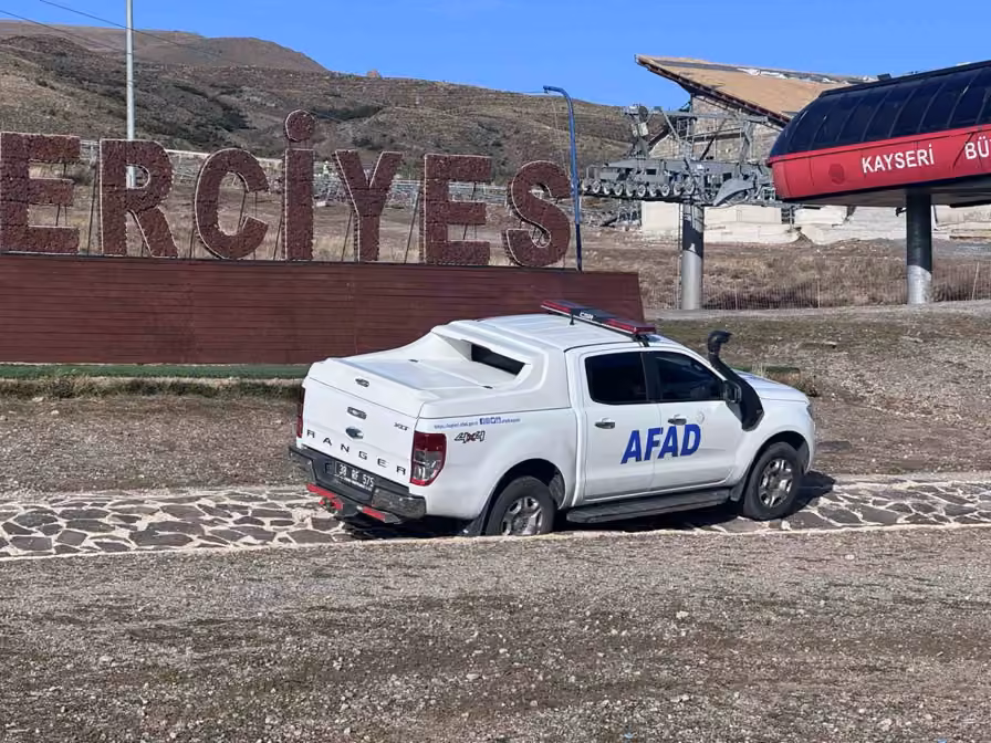 Erciyes Dağı’nda yürüyüş yaparken düşüp yaralanan turistler için ekipler seferber oldu