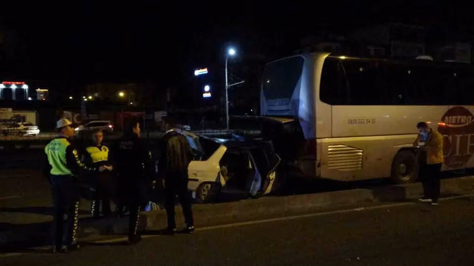 Malatya’da otobüse çarpıp altına giren otomobildeki 3 kişi yaralandı