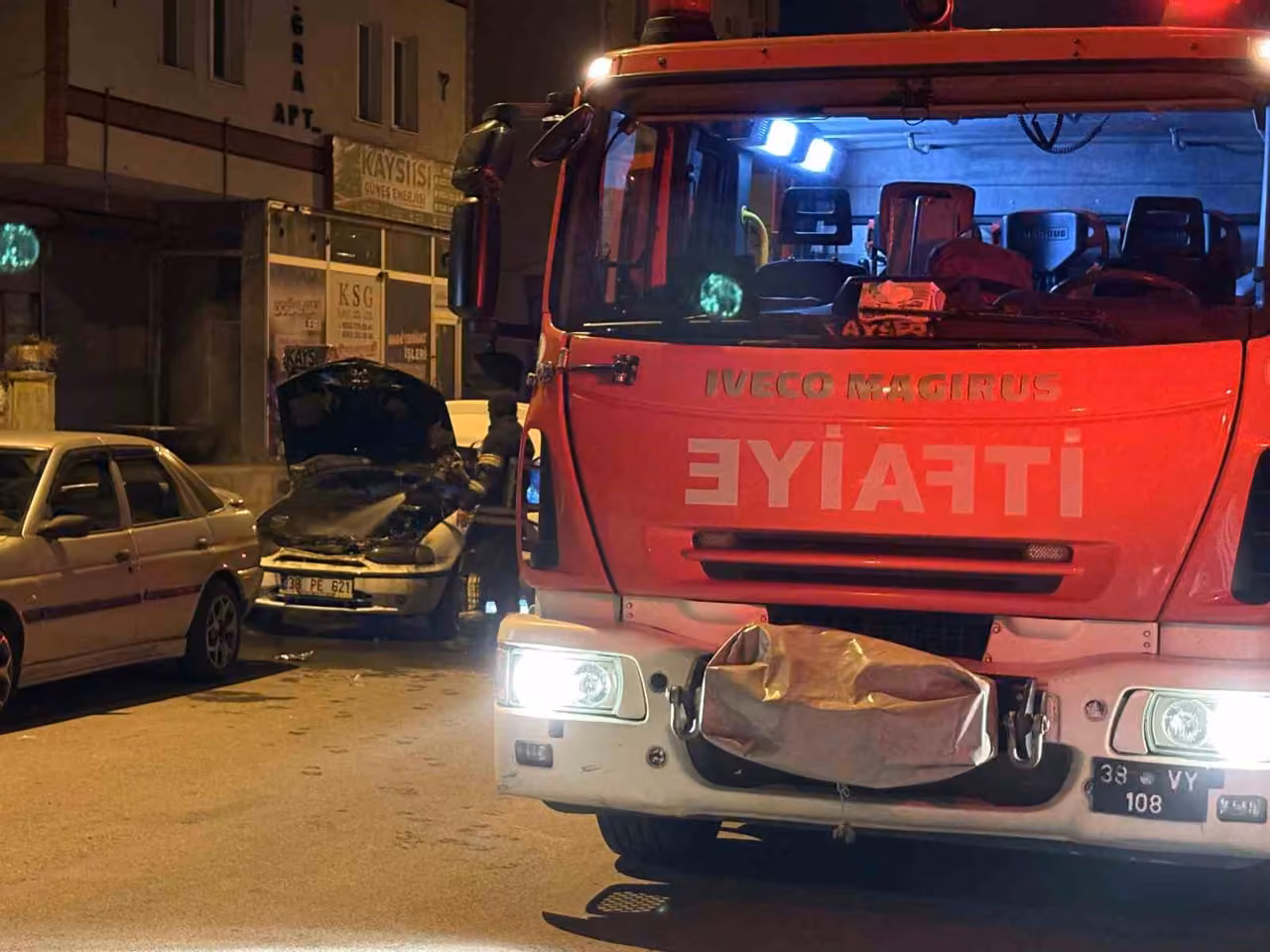 Çalıştırıldığı sırada alev alan otomobil, itfaiye ekipleri tarafından söndürüldü