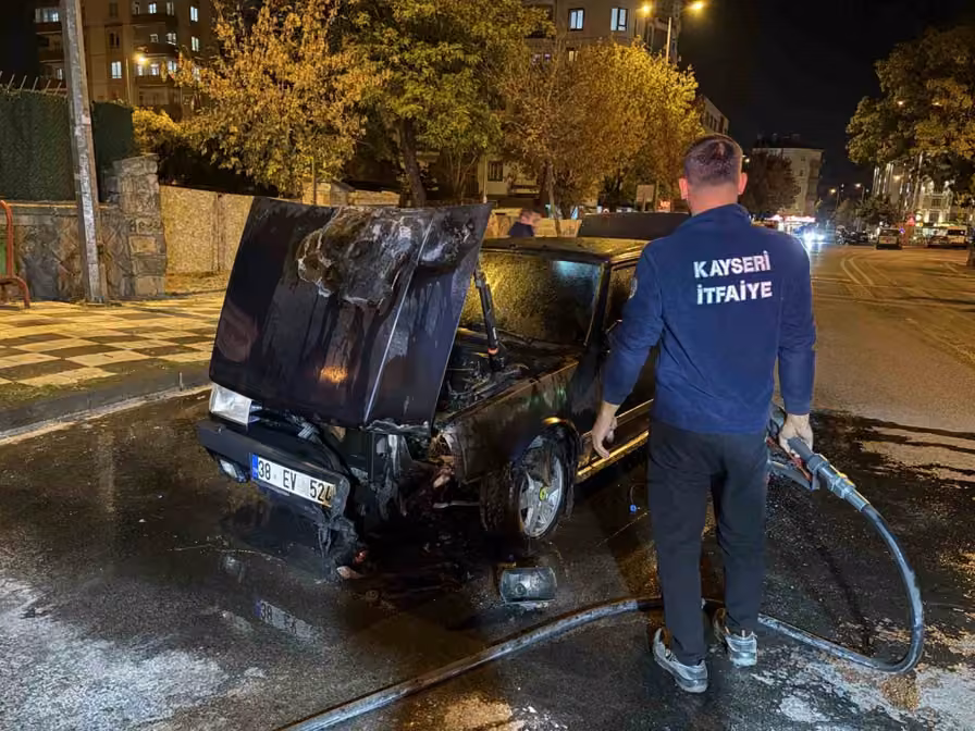 Kayseri’de seyir halindeki otomobil alev aldı