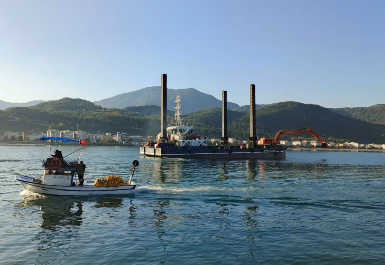 Cide Limanı’nda temizlik çalışması