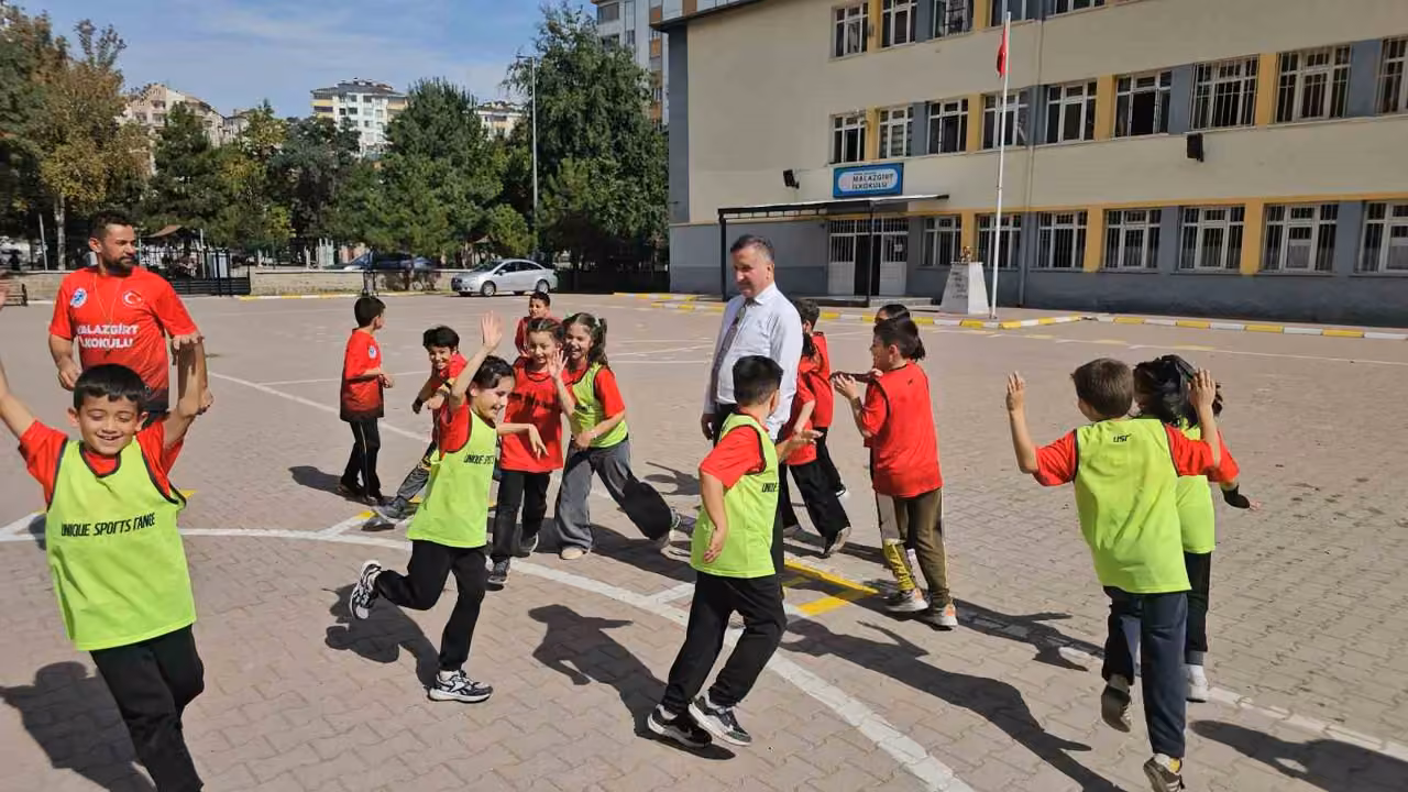 Milli eğitim müdürü "Maaarif’in heyecanını" öğrencilerle beraber yaşadı, oyun oynadı