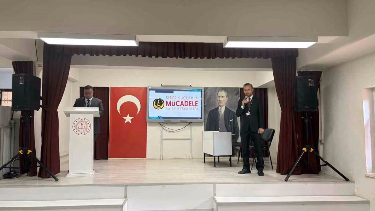 Jandarmadan öğrenci ve öğretmenlere siber güvenlik eğitimi