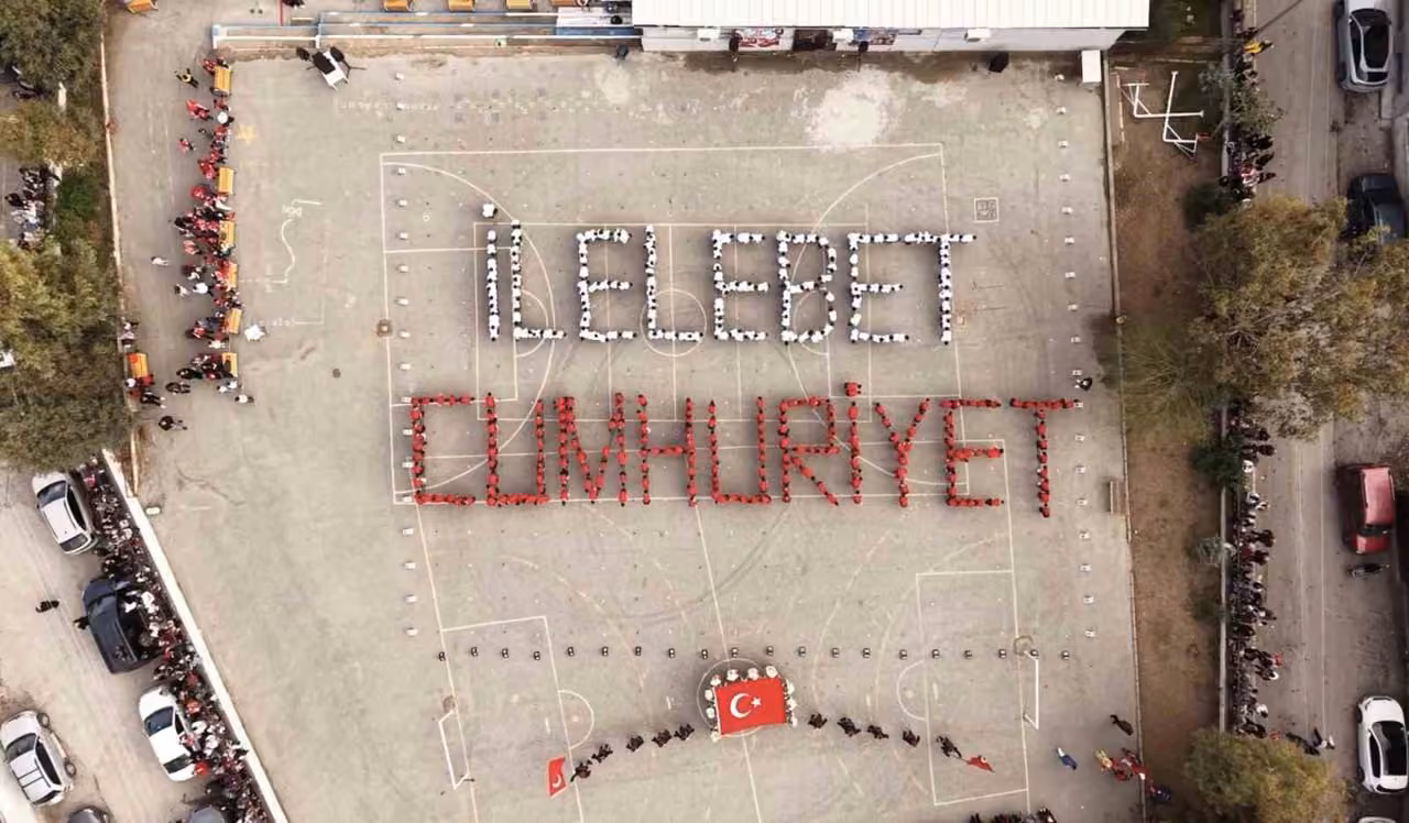 İzmir’de ilkokul öğrencilerinden anlamlı Cumhuriyet kutlaması