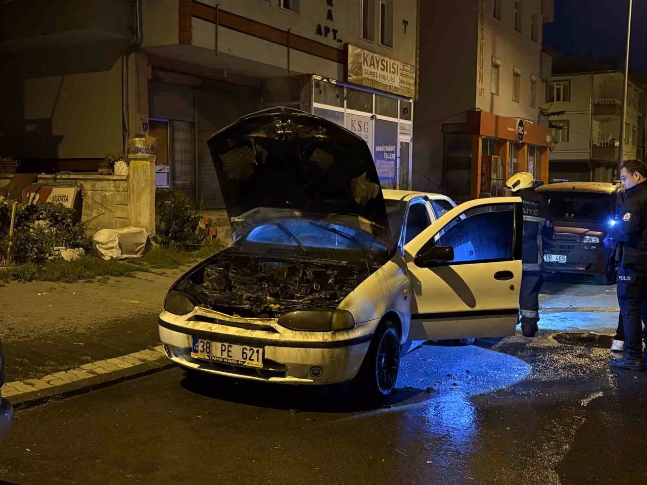 Çalıştırıldığı sırada alev alan otomobil, itfaiye ekipleri tarafından söndürüldü