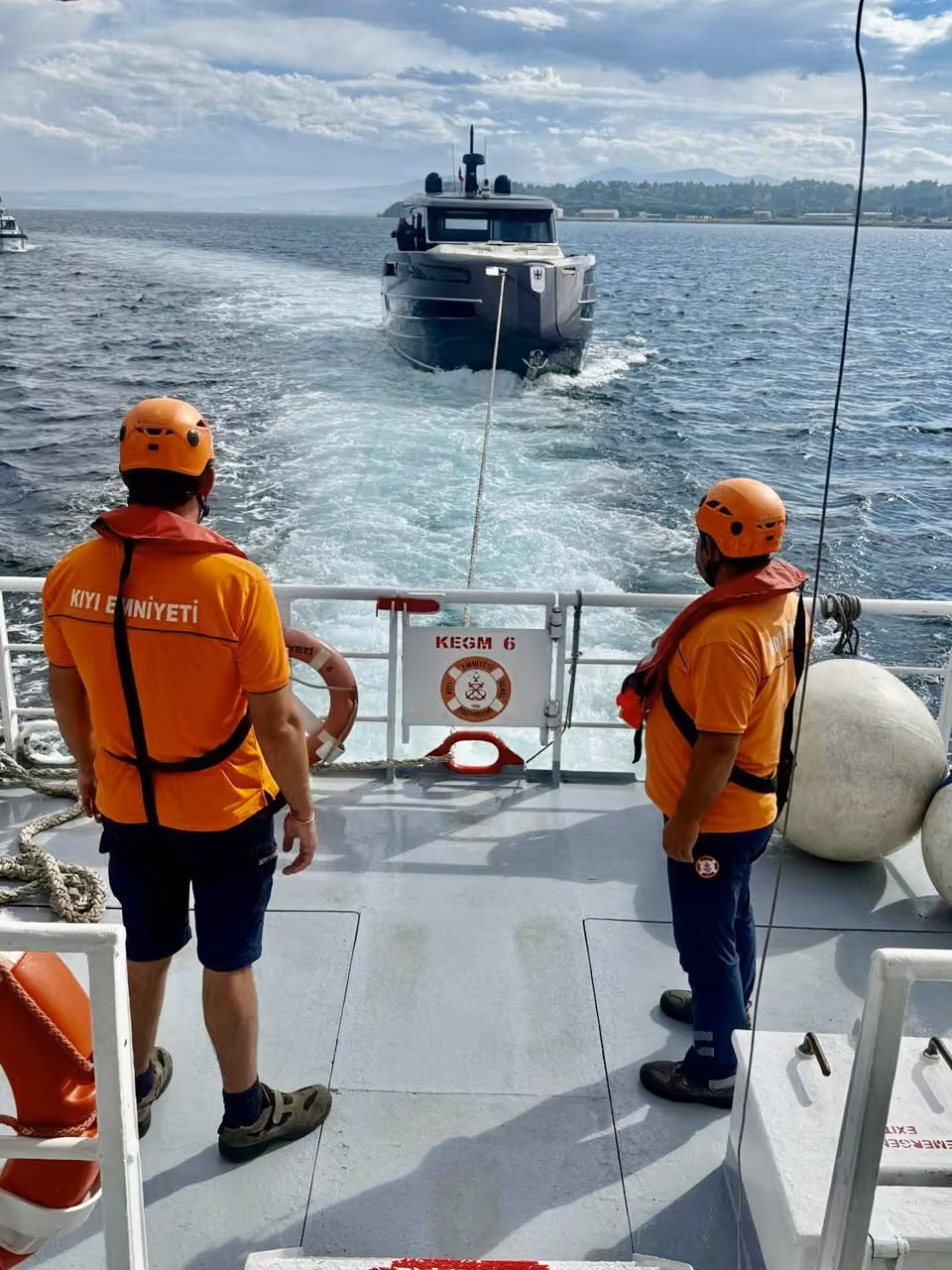 Çanakkale Boğazı’nda sürüklenen teknedeki 2 kişi kurtarıldı