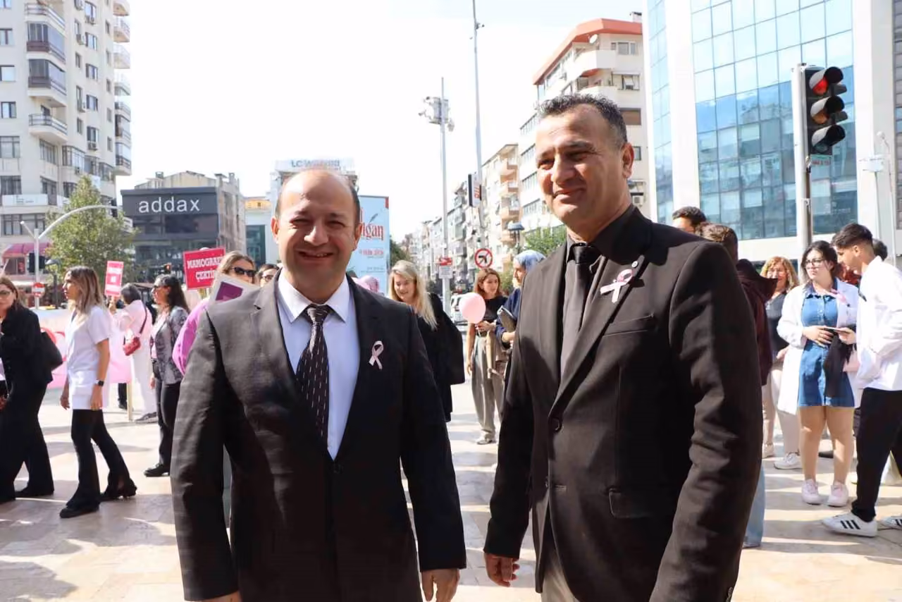 Pembe kurdeleli farkındalık yürüyüşü