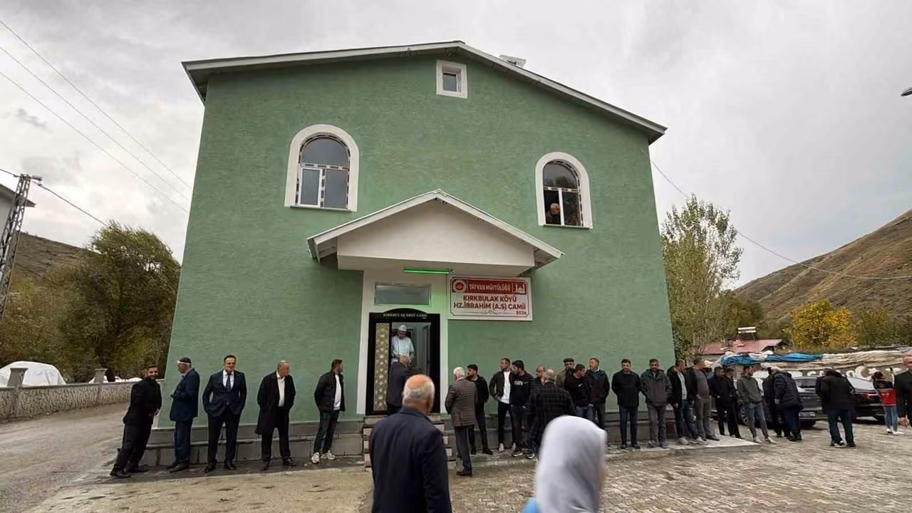 Tatvan’da hayırseverlerin desteğiyle yapılan cami ibadete açıldı