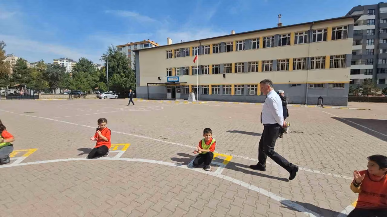 Milli eğitim müdürü "Maaarif’in heyecanını" öğrencilerle beraber yaşadı, oyun oynadı