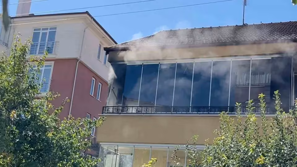 Bolu’da balkon yangını paniğe neden oldu