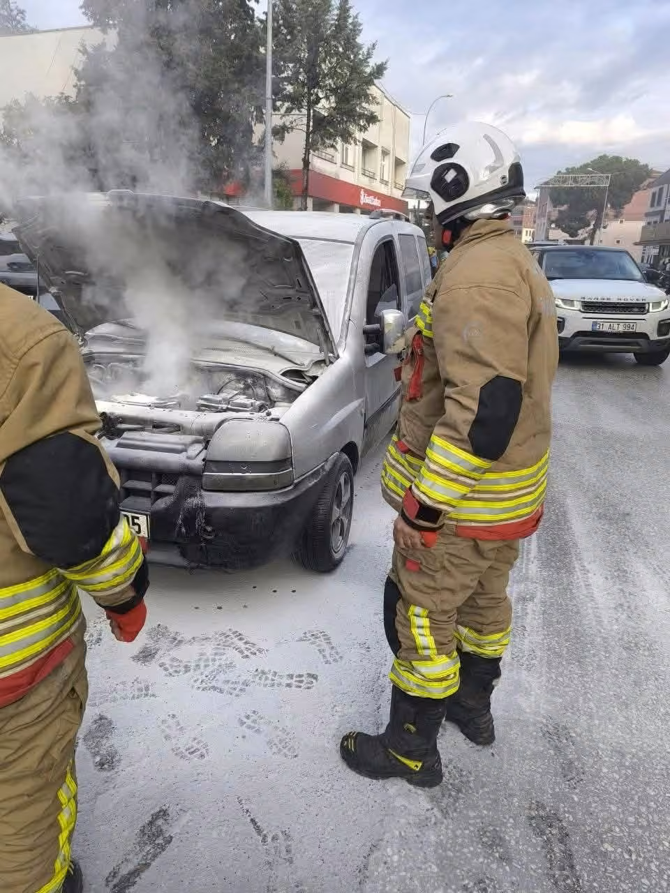 Yayladağı’nda hafif ticari araçta yangın çıktı