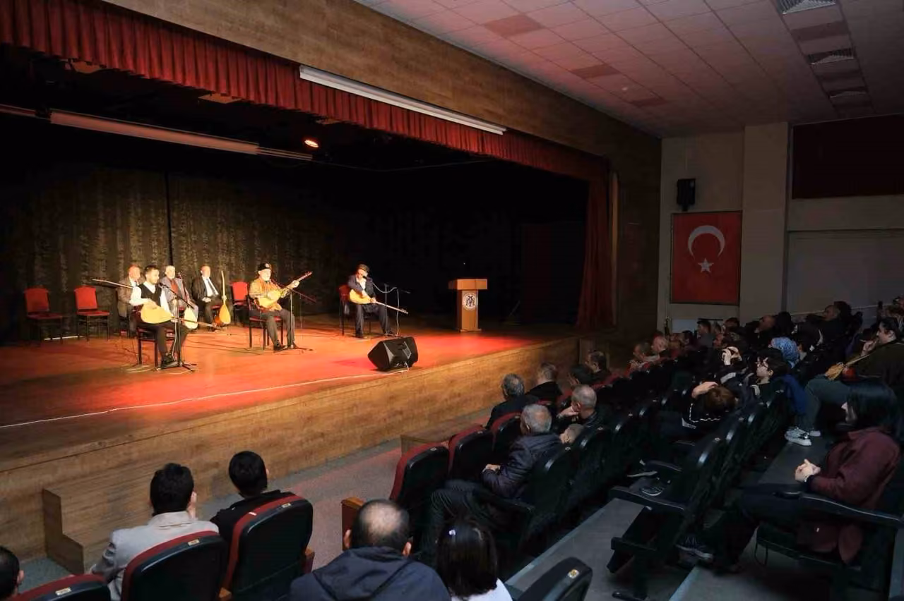 Halk ozanları Erzincan’da Aşıklar Gecesi’nde buluştu