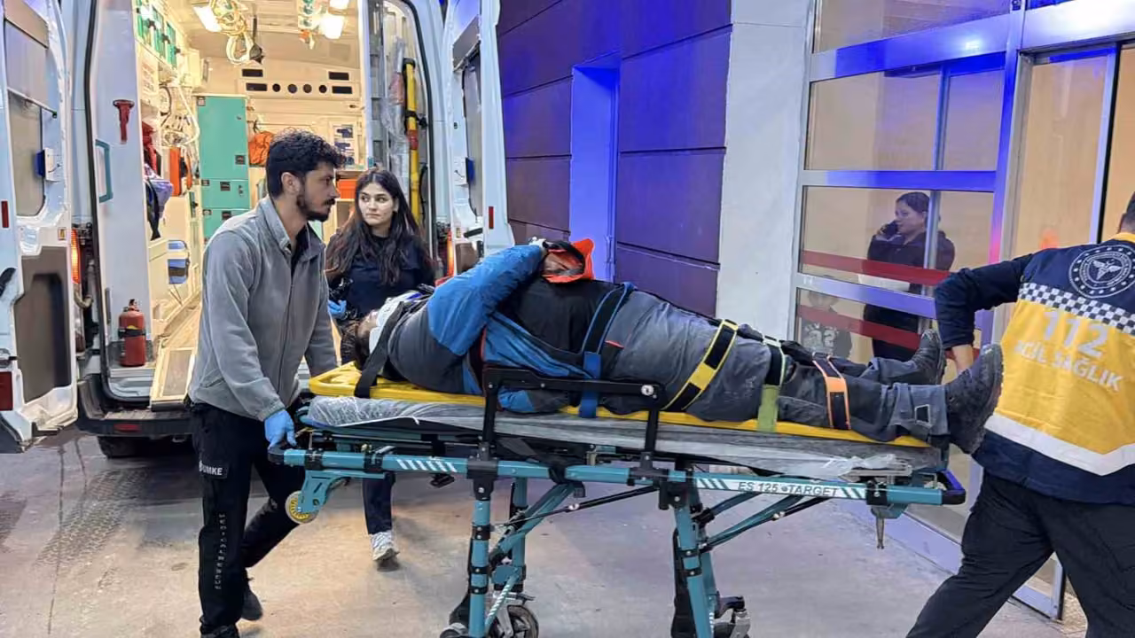 Kayganlaşan yolda devrilen motosikletin sürücüsü yaralandı