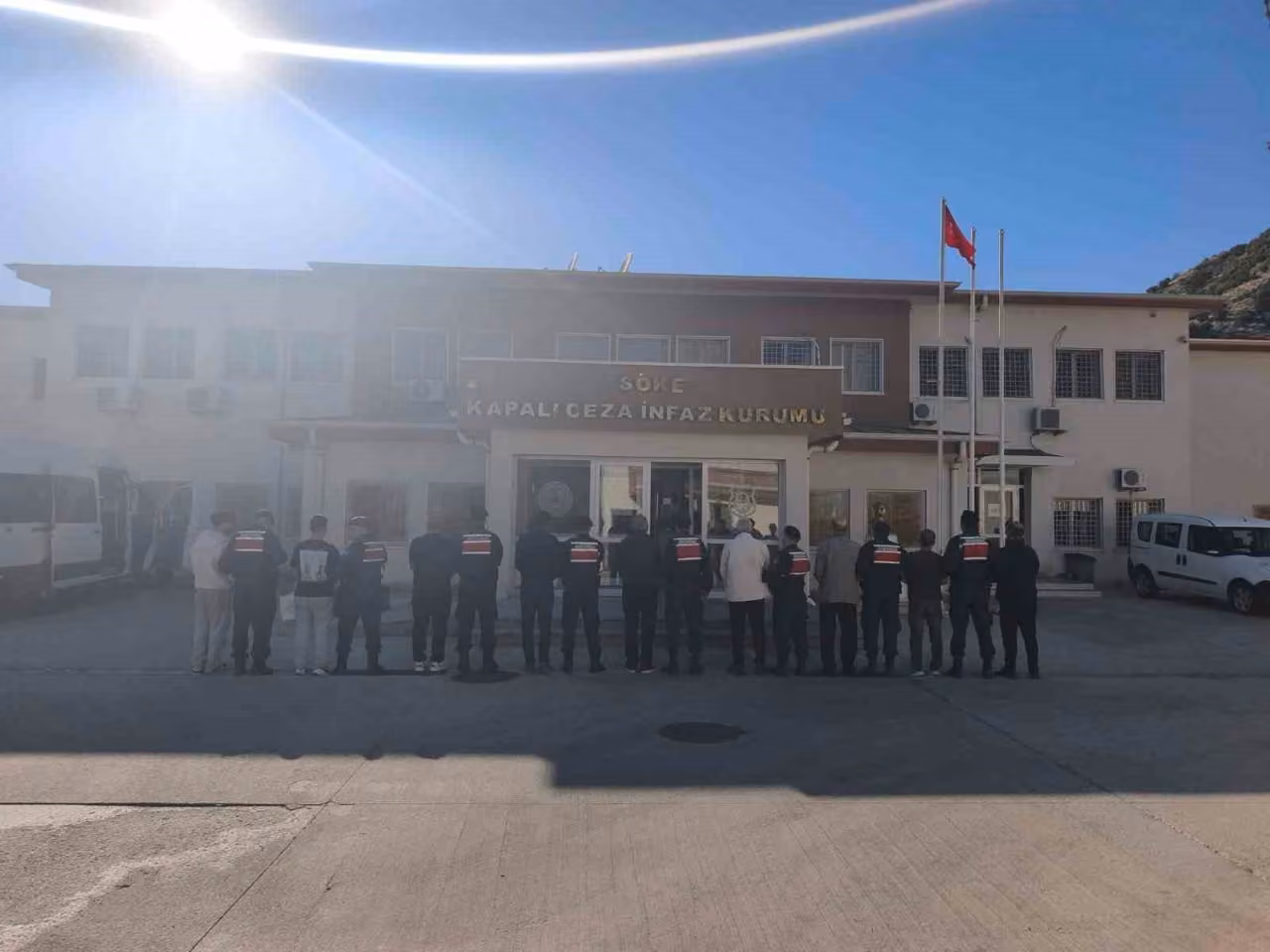 Kuşadası’nda 11 firari hükümlü yakalandı