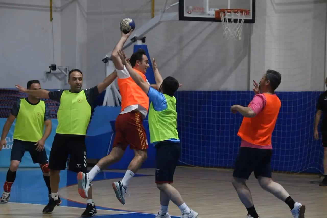 Hentbol ve basketbolda gösteri maçı