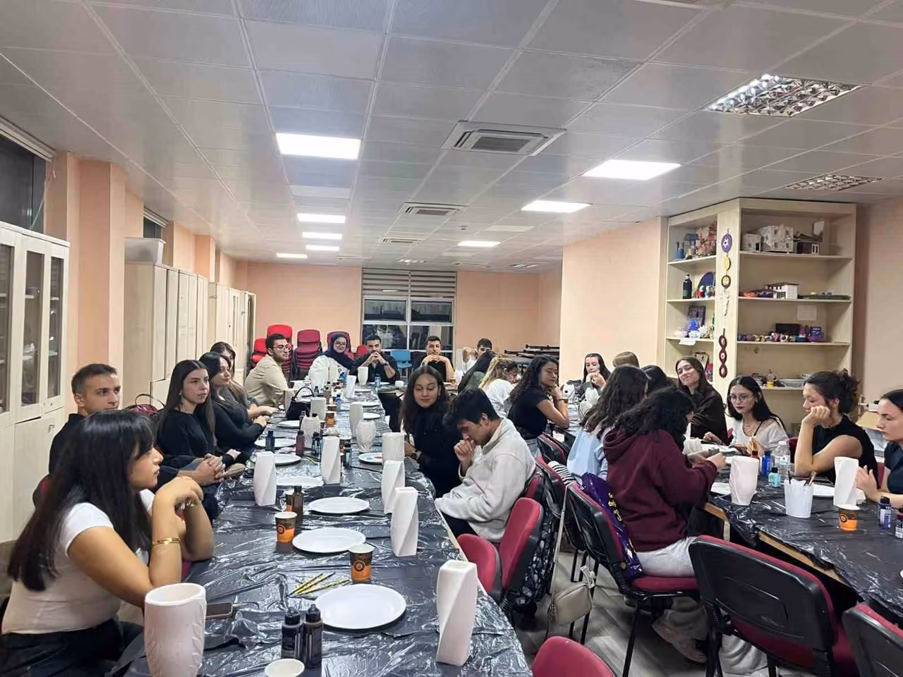 Muğla’da üniversite öğrencileri seramik vazo boyama atölyesinde buluştu