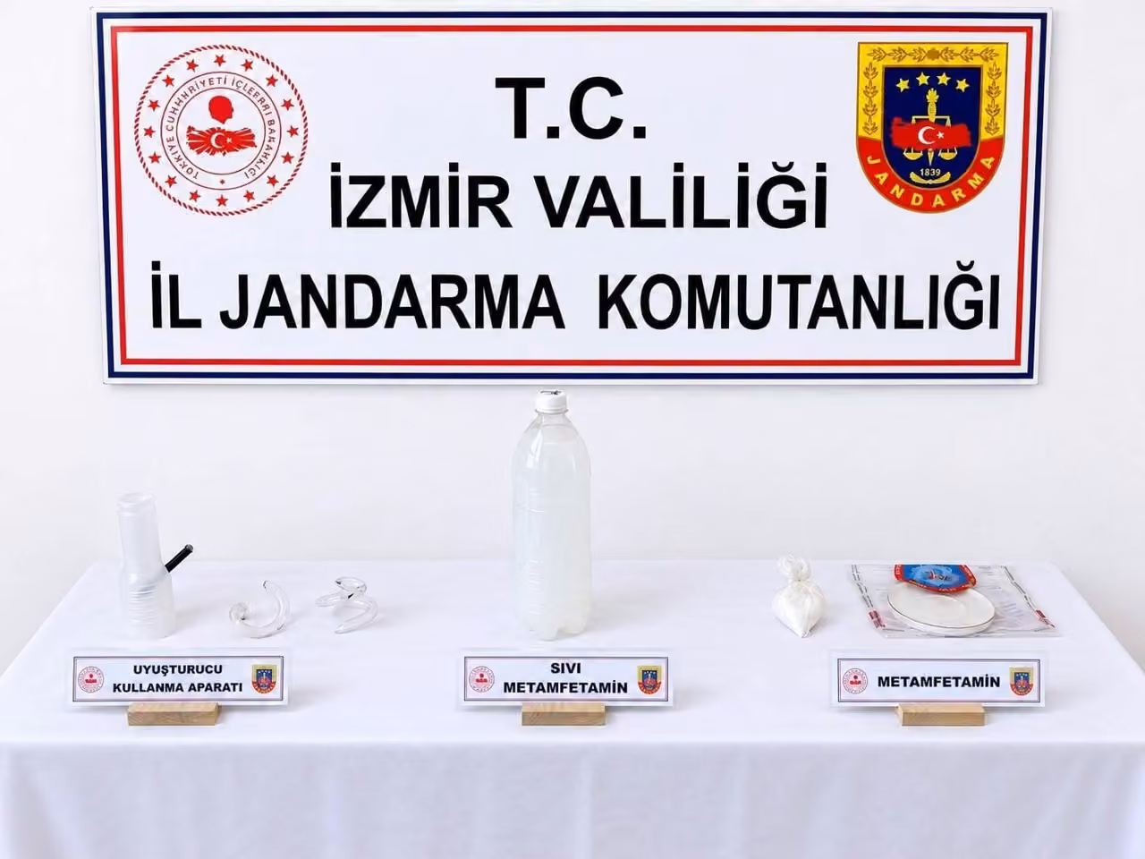 İzmir’de jandarmadan uyuşturucu operasyonu: Sıvı metamfetamin ele geçirildi