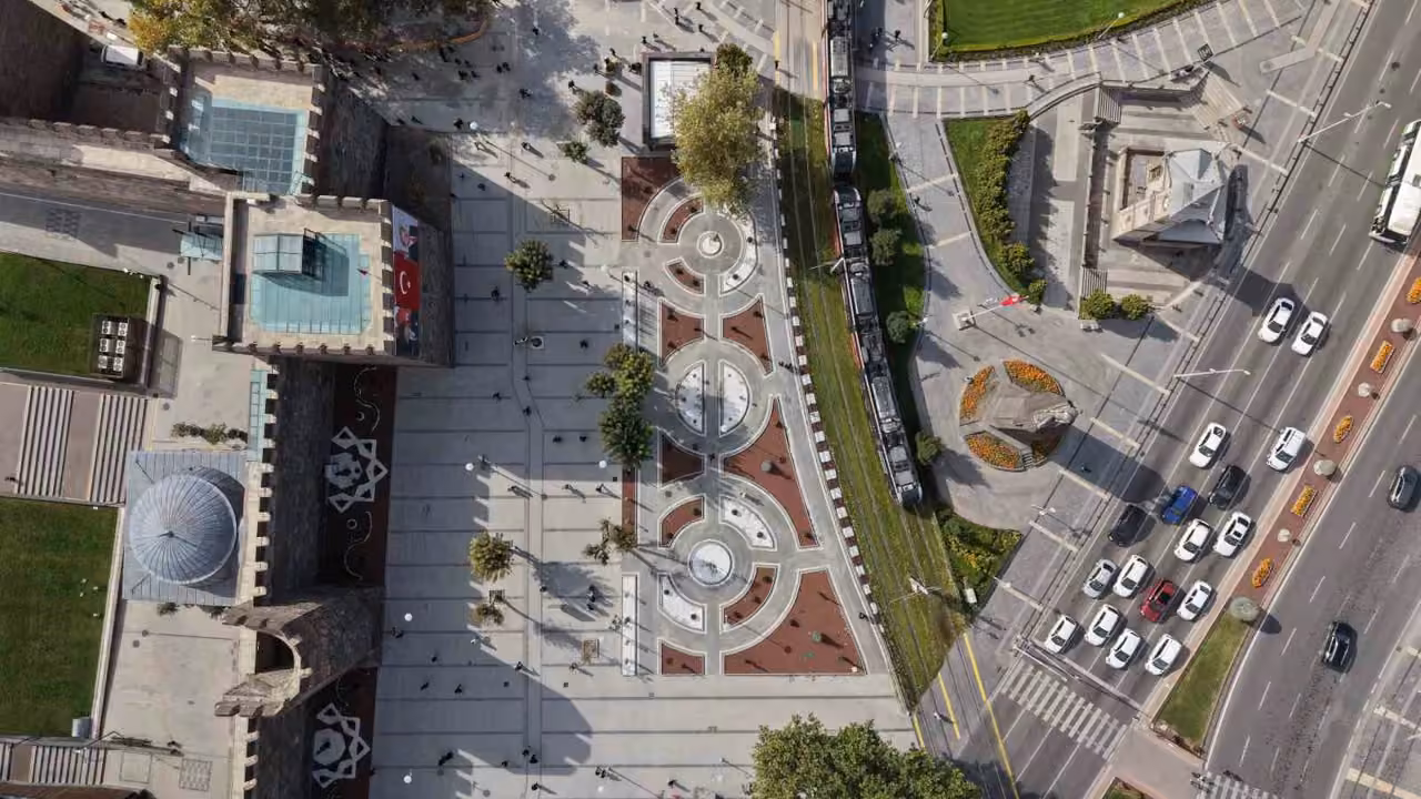 Cumhuriyet Meydanı’nın çehresi değişiyor