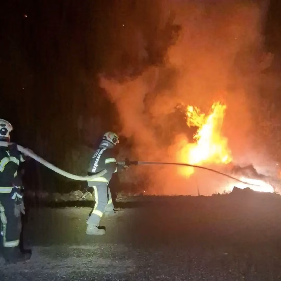 Kaza yapan araç alev alarak hurdaya döndü